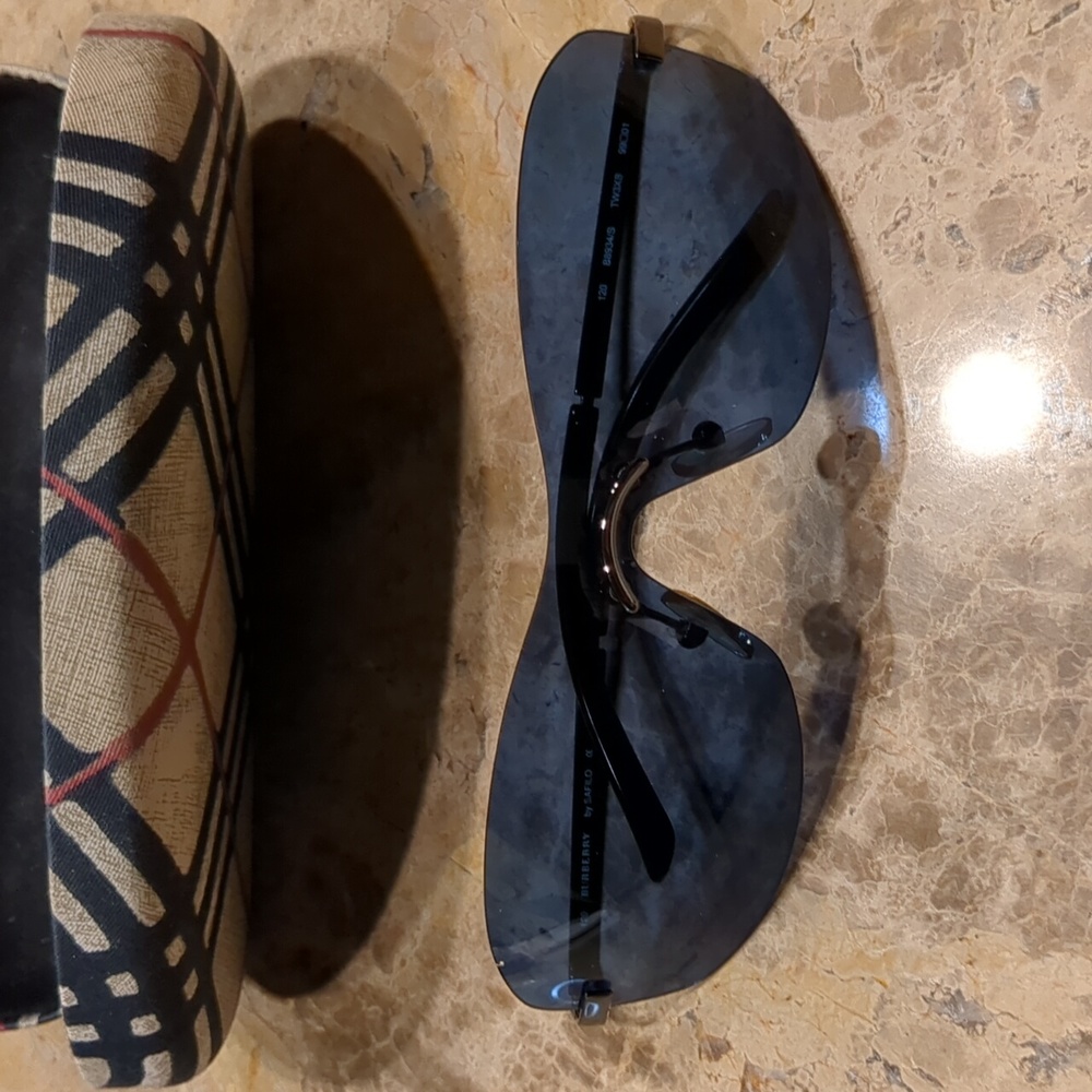 Burberry Sunglasses & Case - Beautiful ❤️ EUC!